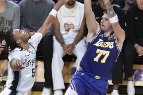 NBA常规赛赛程吃紧，洛杉矶湖人国际比赛日远射贴柱，气氛紧张，赛程密集仍需轮换的简单介绍